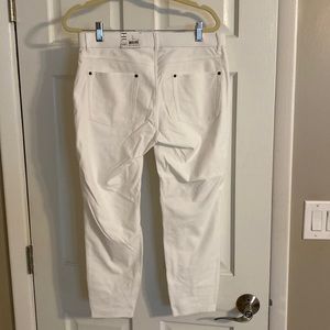 Hue White Denim Capri Stretch pulling
